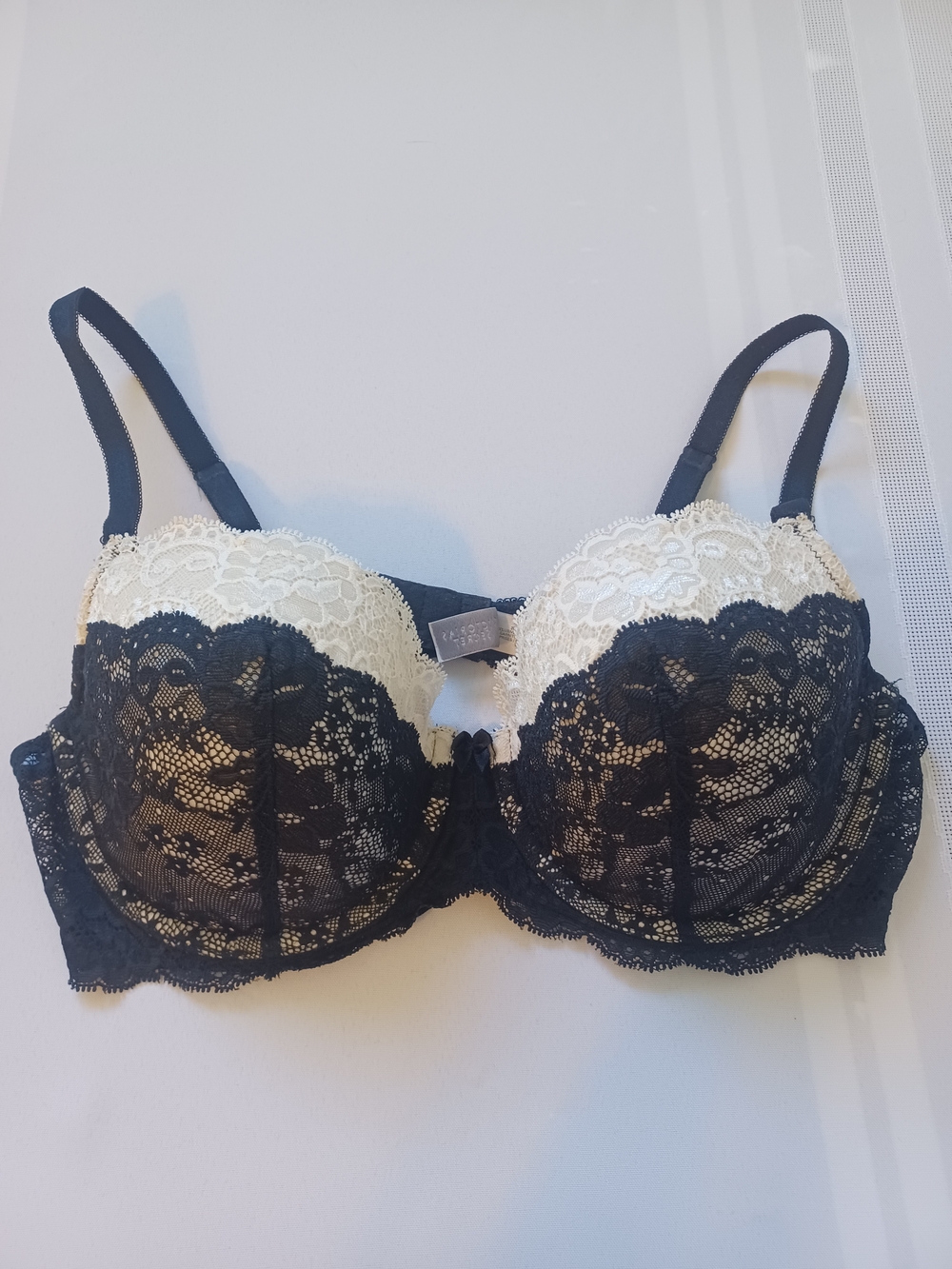 Victoria's Secret Dream Angels Lined Demi Bra in Black and Cream 38C